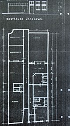 <p>Bestaande plattegrond van de begane grond van Oudestraat 36-38 in 1964, met boven de bestaande onderpui van nr. 38. De open plaats achter Oudestraat 36 is inmiddels overbouwd (Stadsarchief Kampen). </p>
